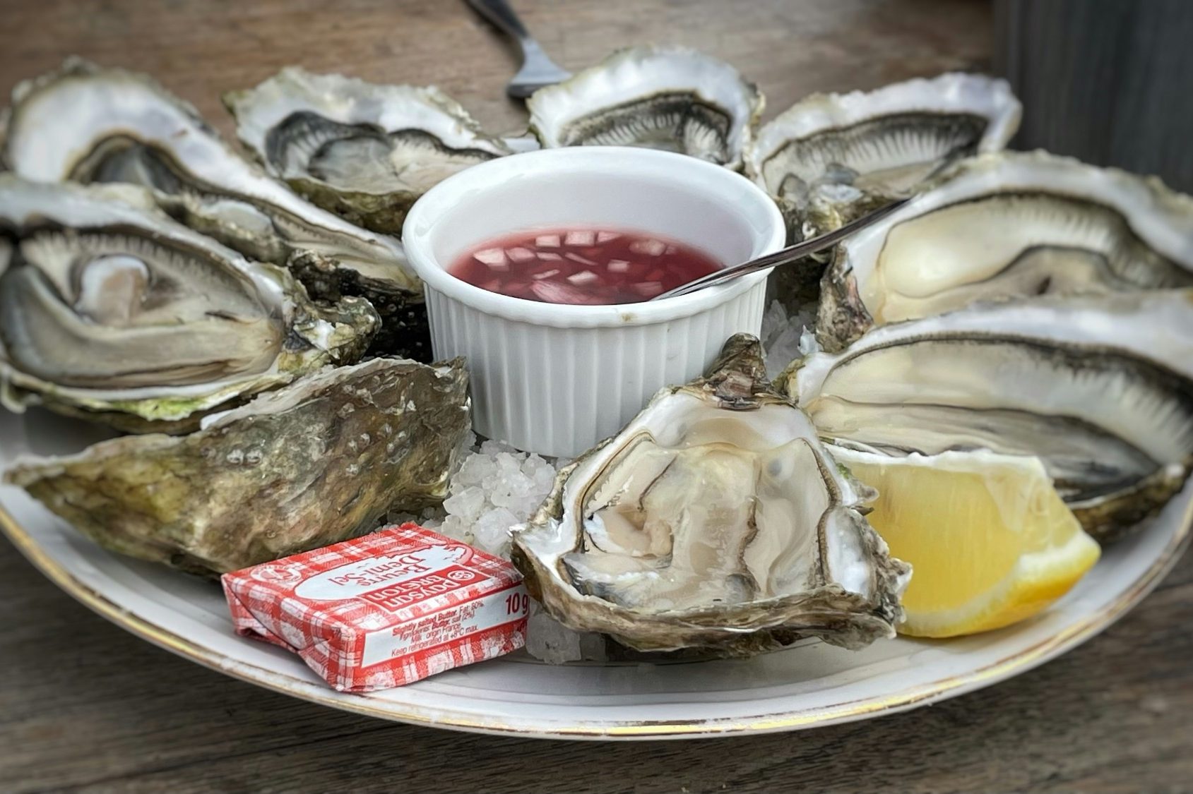 Plateau d'huîtres fraîches avec sauce, citron et beurre.